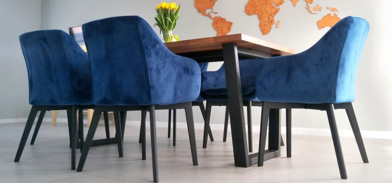 Niebieskie tapicerowane krzesła przy nowoczesnym stole