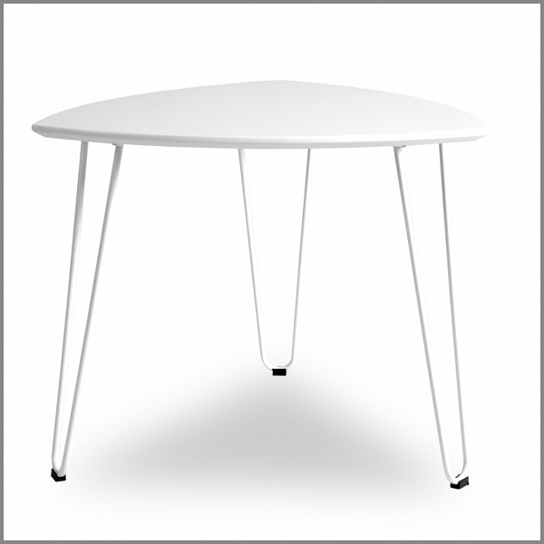 Biały stolik na metalowych nogach z trójkątnym blatem