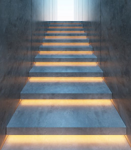 Освещенная лестница с теплой светодиодной лентой
