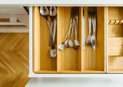 Funkcjonalna kuchnia - gdzie umieścić szuflady na sztućce?